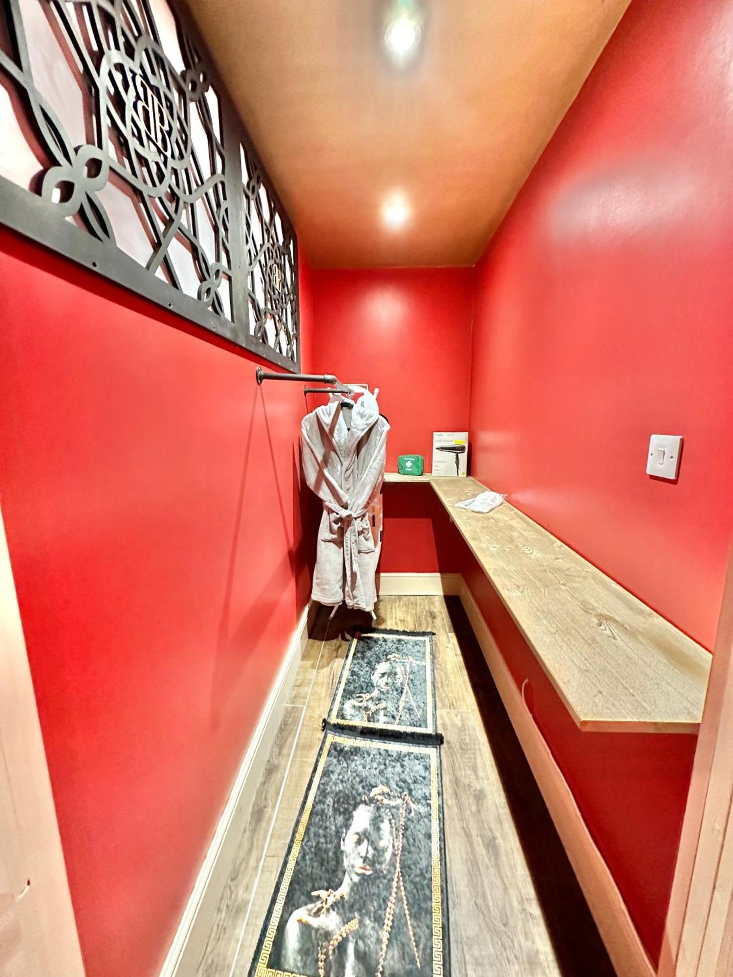 Beyond - Romantic Basement Apartment - Close To Beach - With Parking Bournemouth Esterno foto