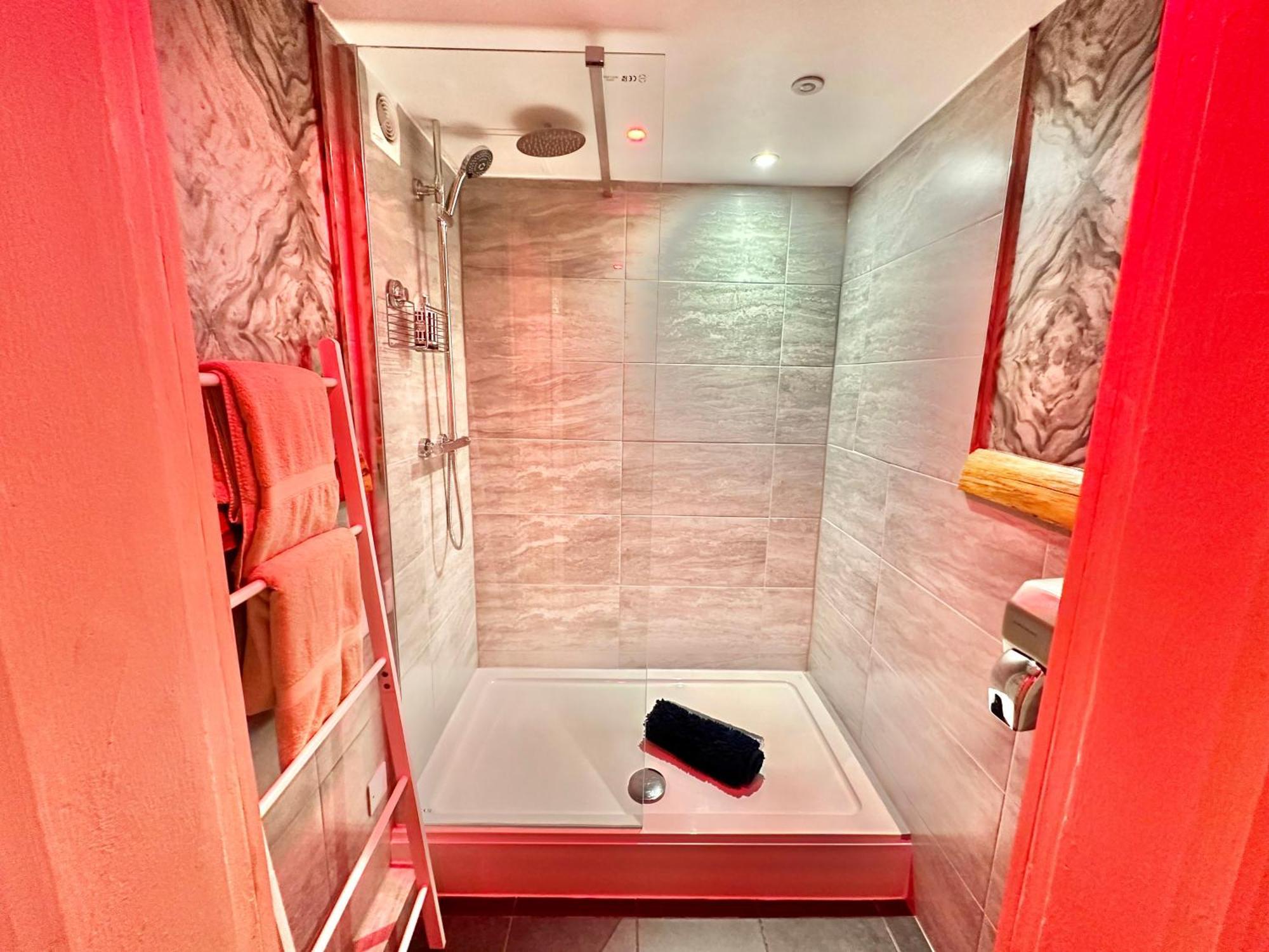 Beyond - Romantic Basement Apartment - Close To Beach - With Parking Bournemouth Esterno foto