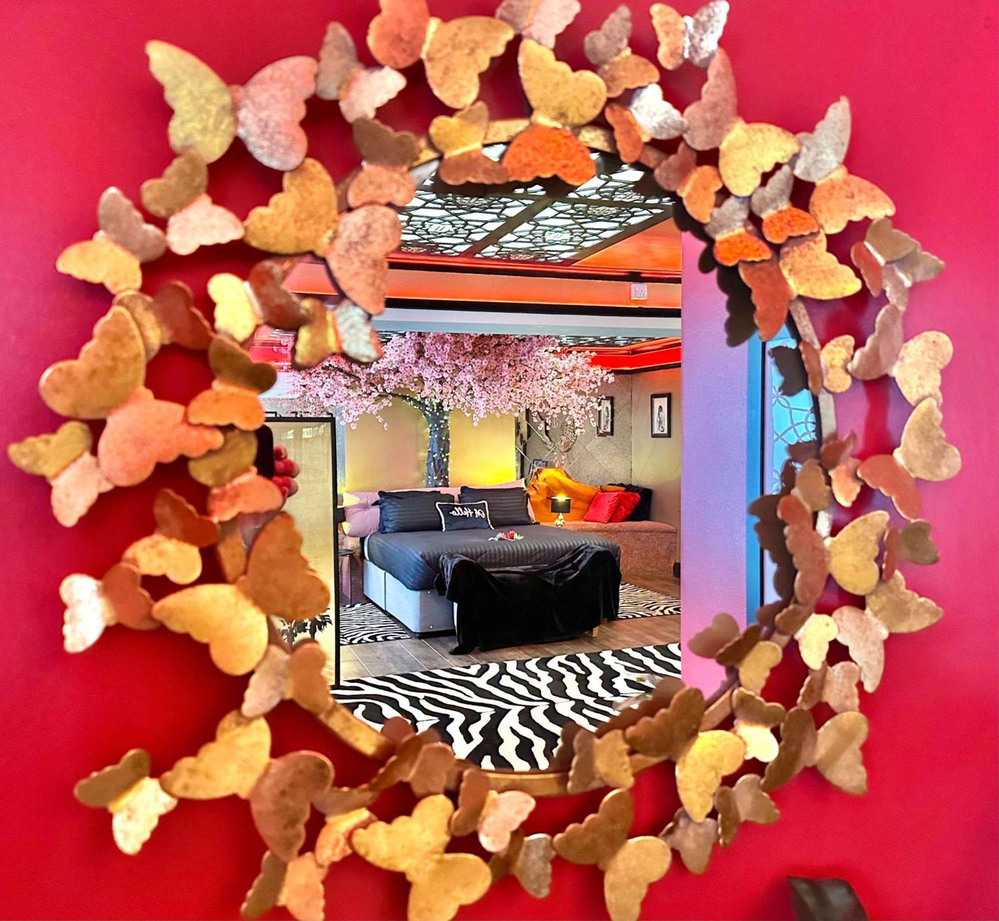 Beyond - Romantic Basement Apartment - Close To Beach - With Parking Bournemouth Esterno foto