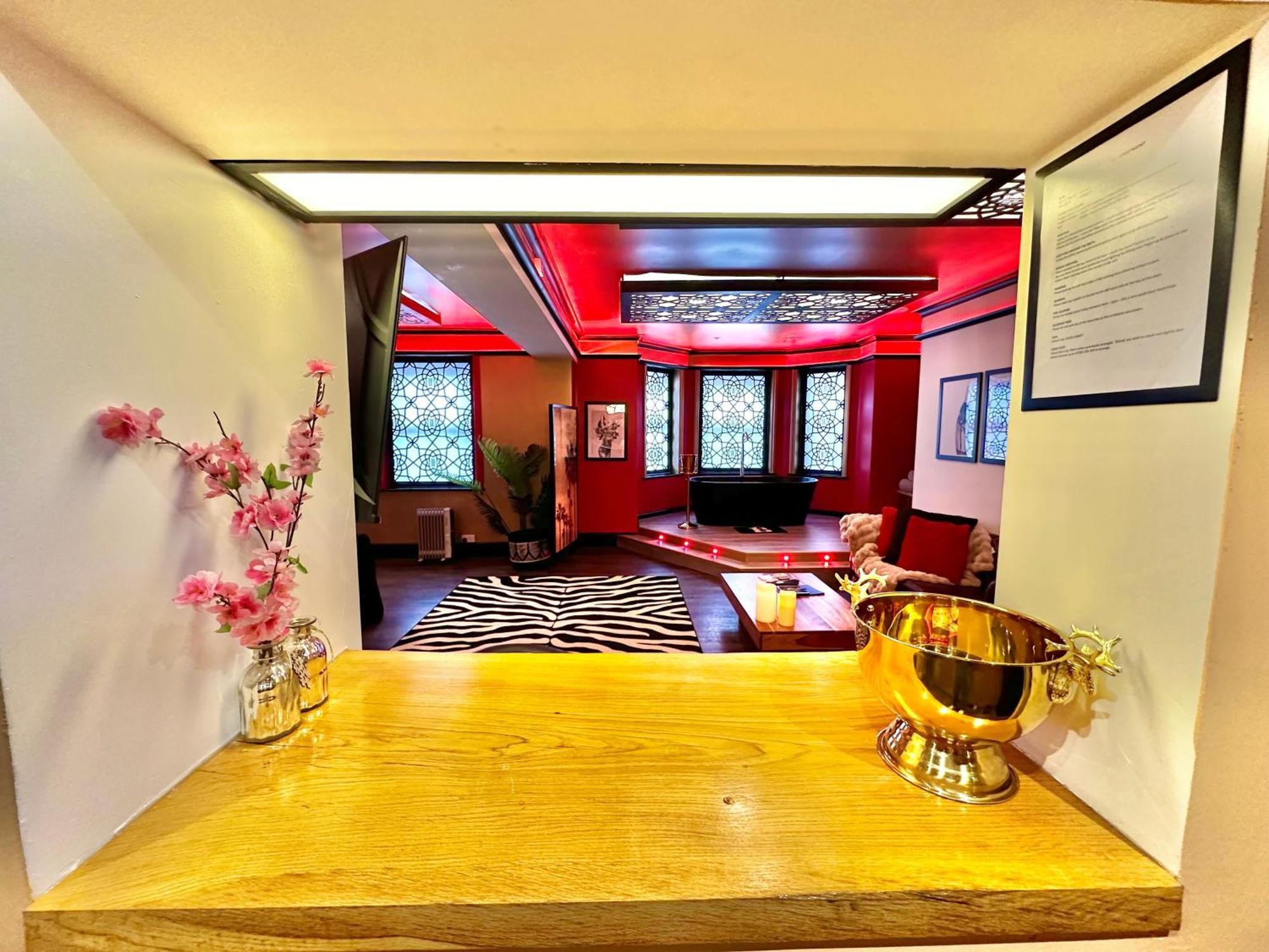Beyond - Romantic Basement Apartment - Close To Beach - With Parking Bournemouth Esterno foto