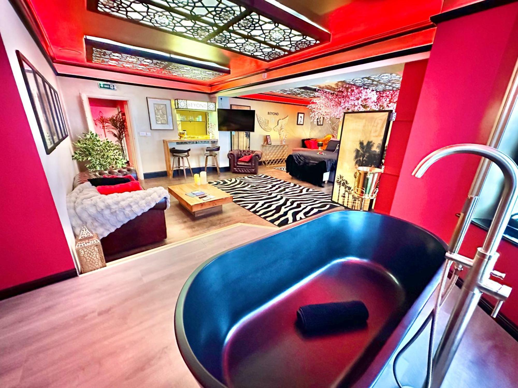 Beyond - Romantic Basement Apartment - Close To Beach - With Parking Bournemouth Esterno foto